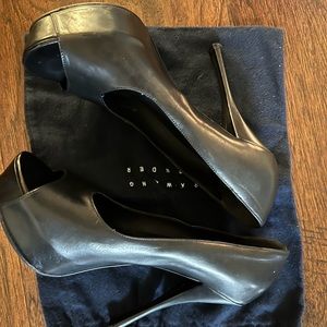 Vera wang lavender label black leather peep toe pumps